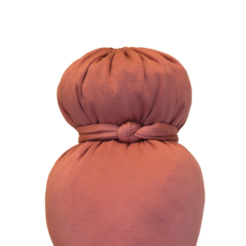 Easily create the iconic crown bun on the Afrona with the crown tie